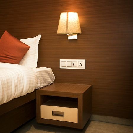 Hotel Spring Inn Mumbai Bagian luar foto